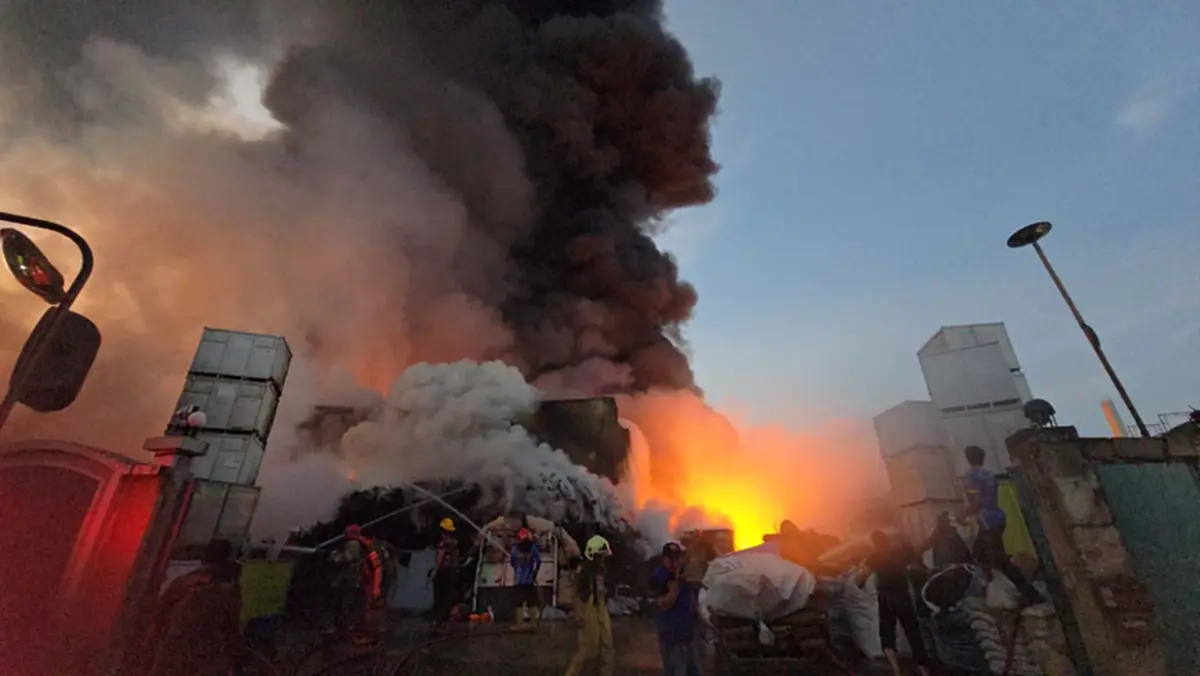 ระทึก! ไฟไหม้โรงงานยางกระทุ่มแบนวอดหลายสิบล้าน ควันดำท่วมฟ้า