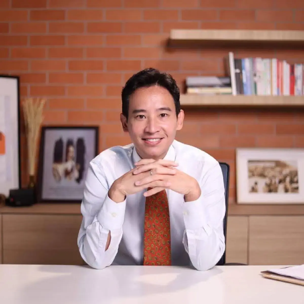 หลุดภาพ "ทิม พิธา" ควงดาราดัง เที่ยวต่างประเทศ แฟนคลับลุ้นเปิดตัว