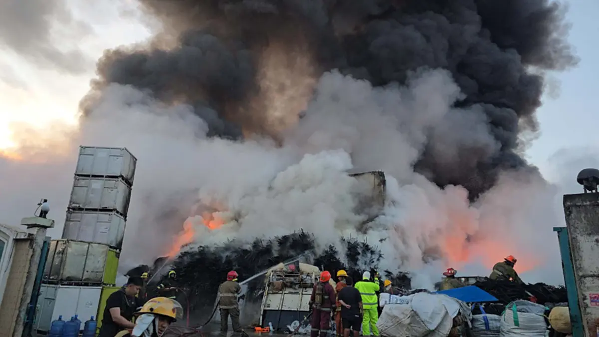 ระทึก! ไฟไหม้โรงงานยางกระทุ่มแบนวอดหลายสิบล้าน ควันดำท่วมฟ้า