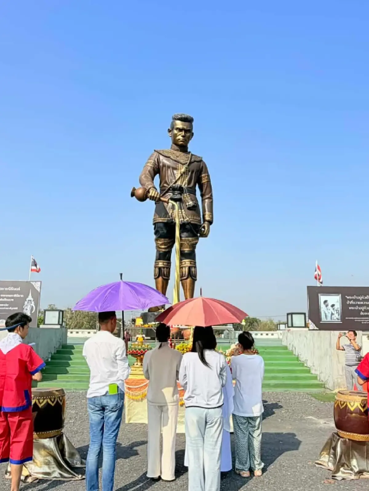 จ๊ะ นงผณี เดินสายทำบุญใหญ่ ส่งพลังใจให้คุณพ่อที่ รพ. 