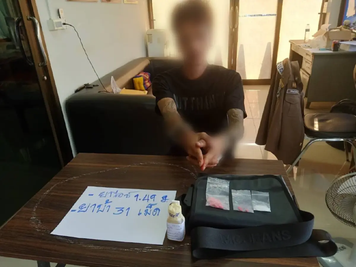 หมดสภาพ นักวิ่งลมกรด ทิ้งของหนีตำรวจ สุดท้ายนอนเป็นลม