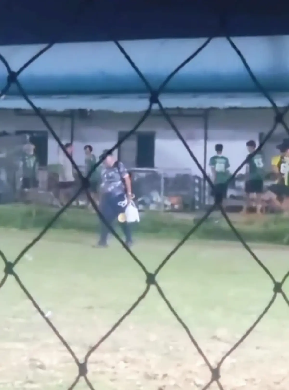 ลูกชายอาจารย์สกล โพสต์เดือด เห็นภาพพ่อเดินก้มหน้าแบกของหนัก