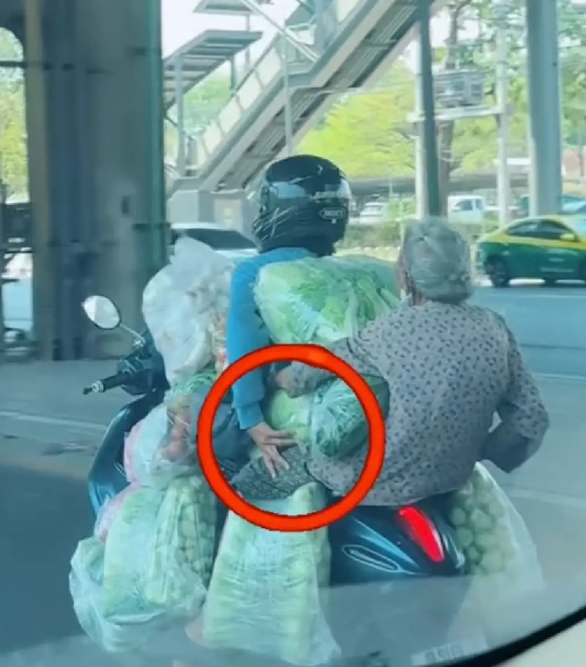 ยายยอดนักสู้ ขนผักนั่งมอเตอร์ไซค์ ชาวเน็ตเห็นจำได้เมนต์สนั่น