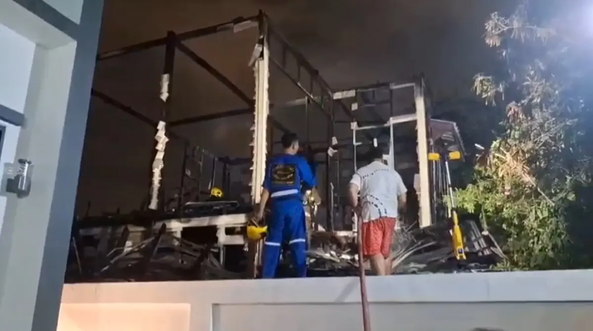 ไฟไหม้ค่ายมวย ย่านสมเด็จเจ้าพระยา 5 วอดทั้งหลัง นักมวยดังบาดเจ็บ