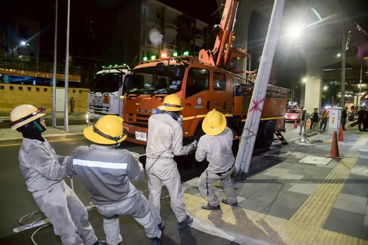 MEA เร่งรื้อถอนเสาไฟฟ้า-สายสื่อสาร มุ่งเป้า "ถนนสวย ไร้เสาสาย" บนถนนประชาราษฎร์สาย 2