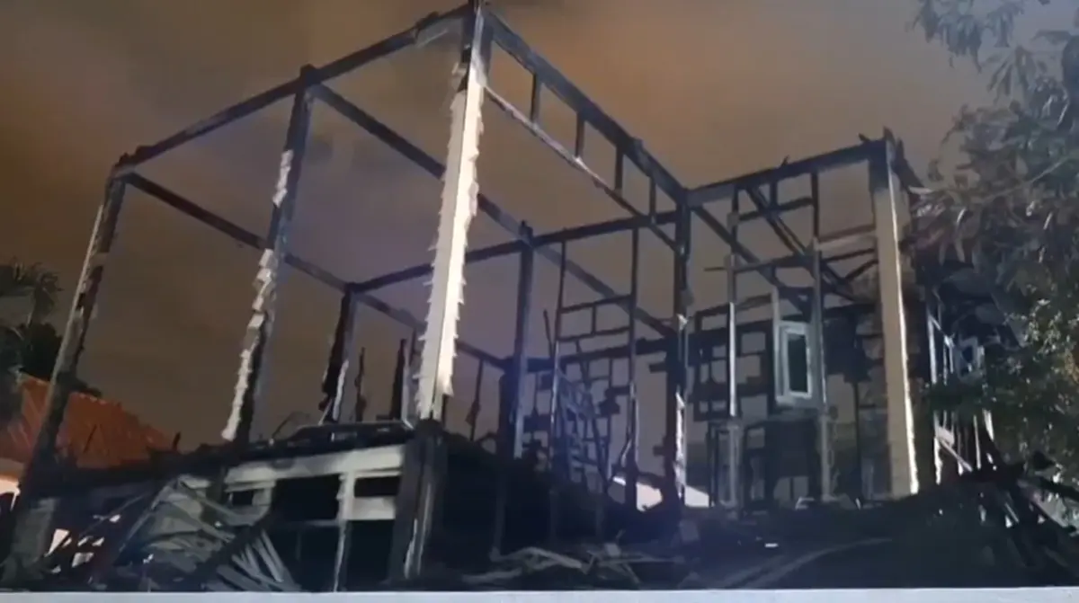 ไฟไหม้ค่ายมวย ย่านสมเด็จเจ้าพระยา 5 วอดทั้งหลัง นักมวยดังบาดเจ็บ