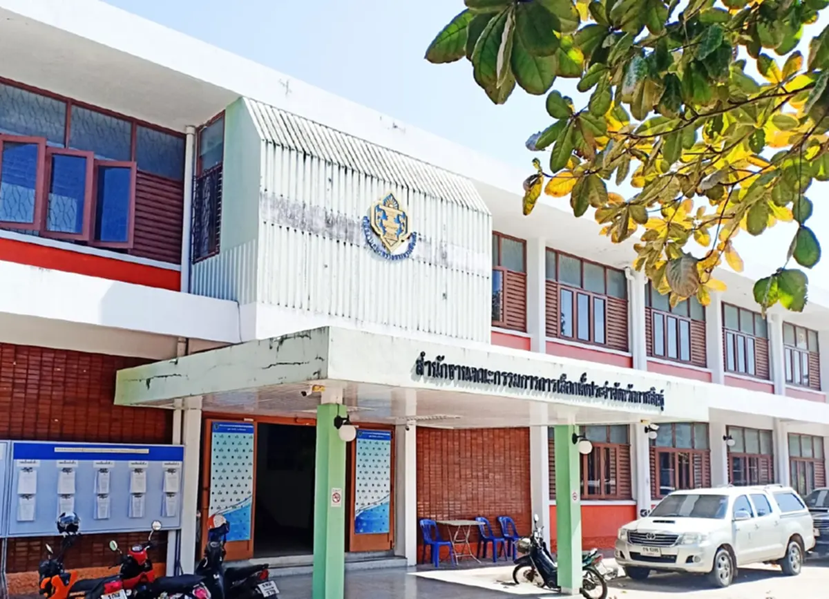 เลขที่ตั้ง กกต.กาฬสินธุ์ หลังงูบุกสำนักงาน จนท.วงแตกกระเจิง