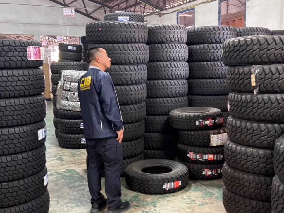 ทลายโกดังเถื่อนเมืองชลฯ ย้อมแมวขาย"ยางเก่า"ยี่ห้อดัง 2,000 เส้น