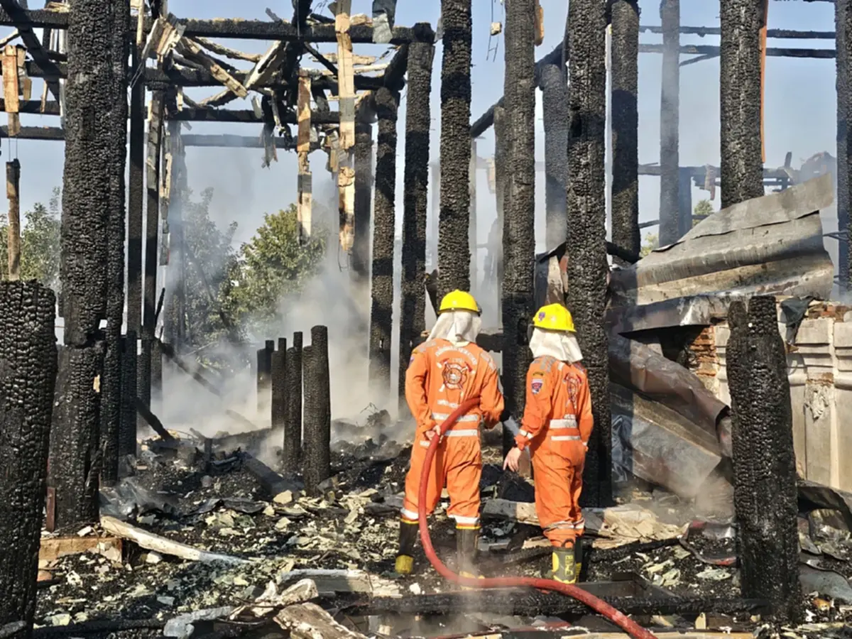 เปิดภาพล่าสุด กุฎิไม้วัดม่อนปู่ยักษ์ ไฟไหม้วอดเสียหายทั้งหลัง