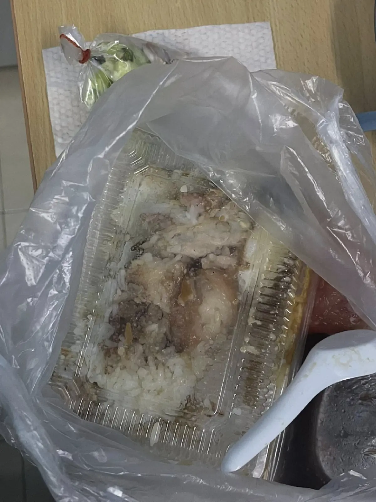 โกรธมาก สาวแฉไรเดอร์กินข้าวครึ่งกล่อง งานนี้ชาวเน็ตเสียงแตก