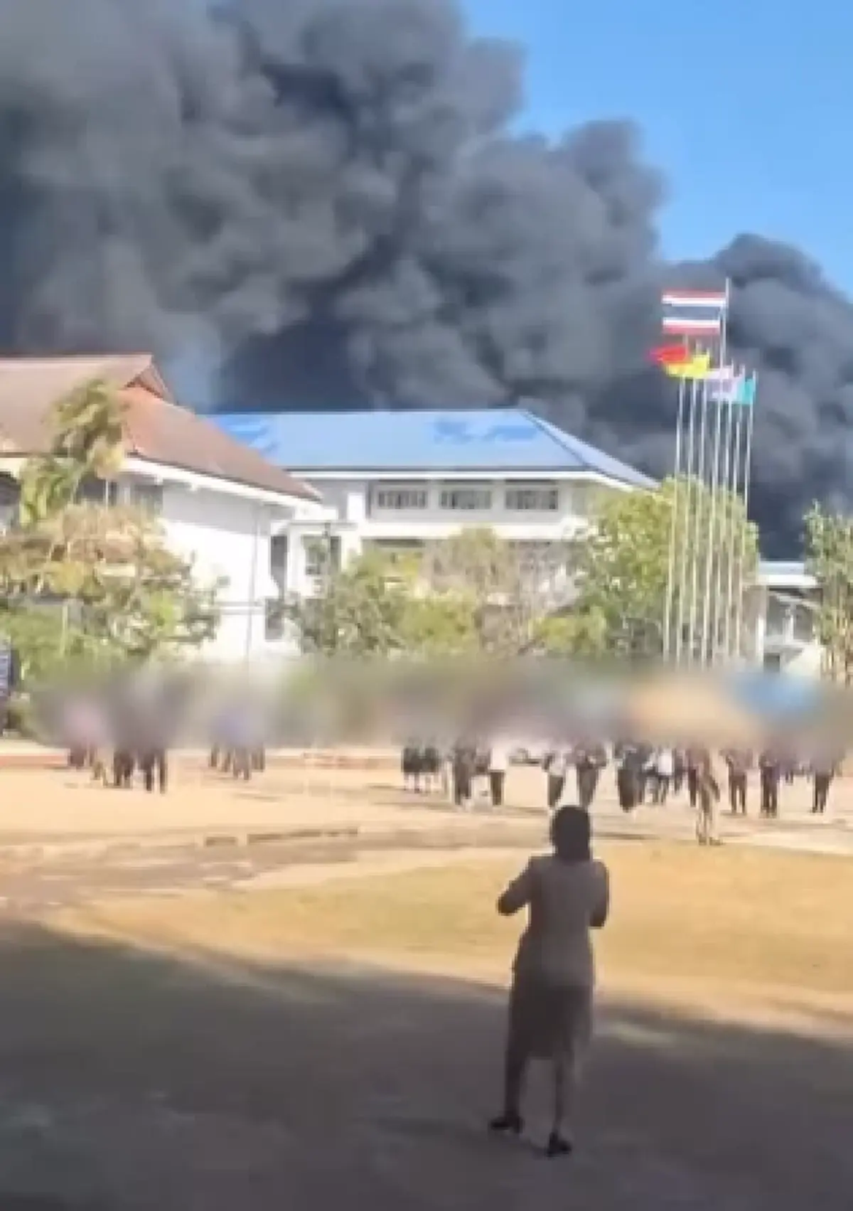 ระทึก รถบรรทุกน้ำมันไฟไหม้ใกล้ปั๊ม - โรงเรียน ครูสั่งอพยพนักเรียนวุ่น