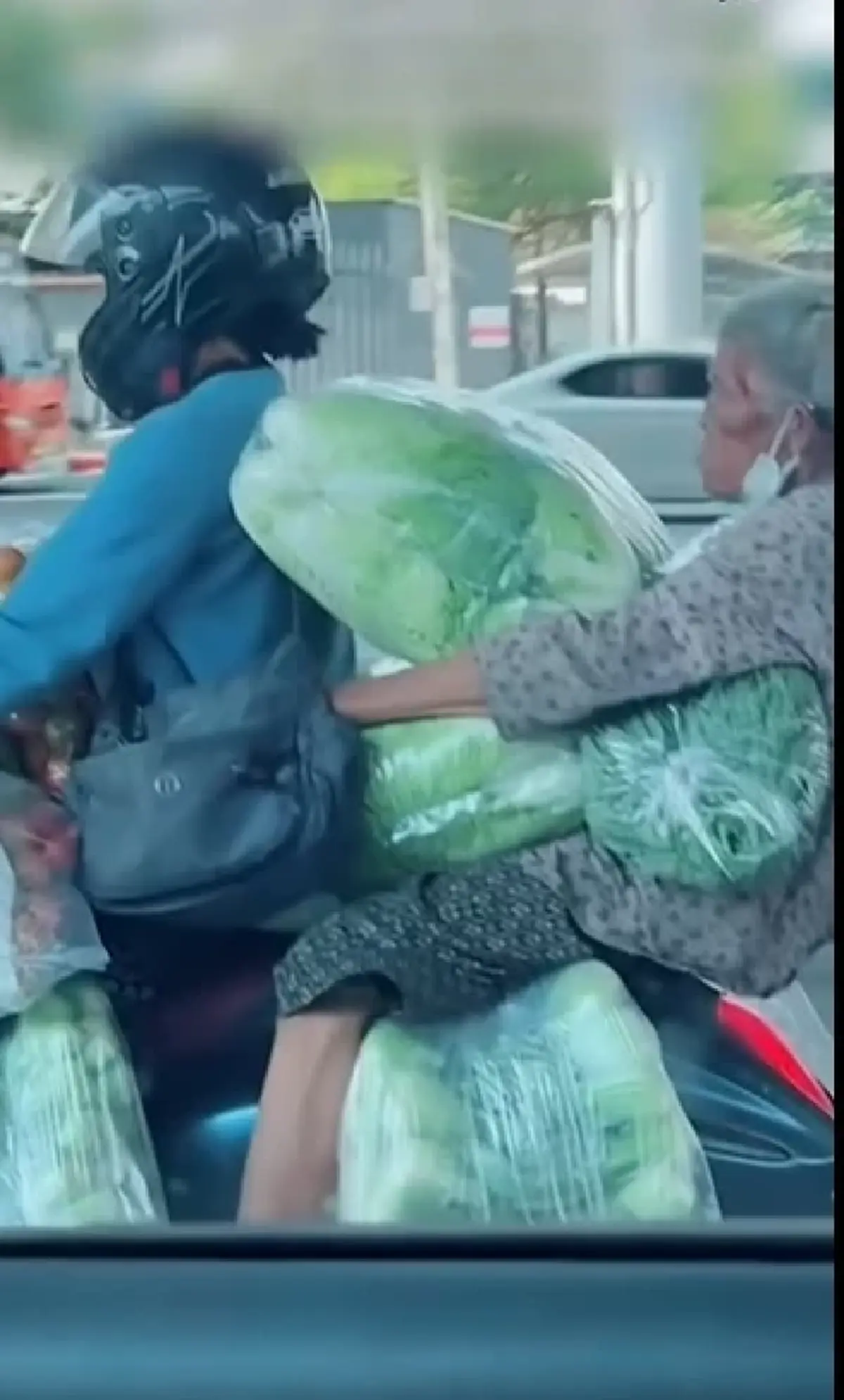 เปิดอายุ คุณยายสู้ชีวิต จากไวรัลขนผักซ้อนมอเตอร์ไซค์