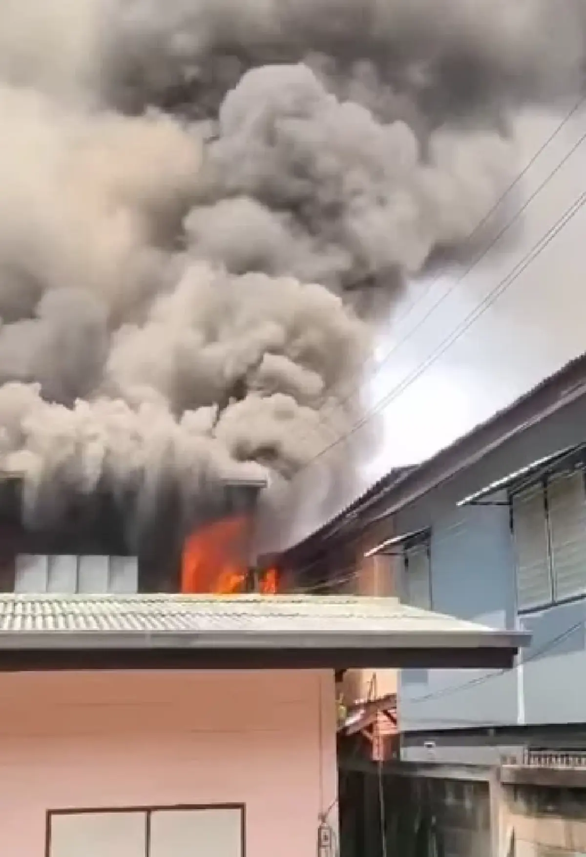 ด่วน! เหตุเพลิงไหม้บ้านพักย่านจรัญสนิทวงศ์ เจ้าหน้าที่ระดมฉีดน้ำสกัด