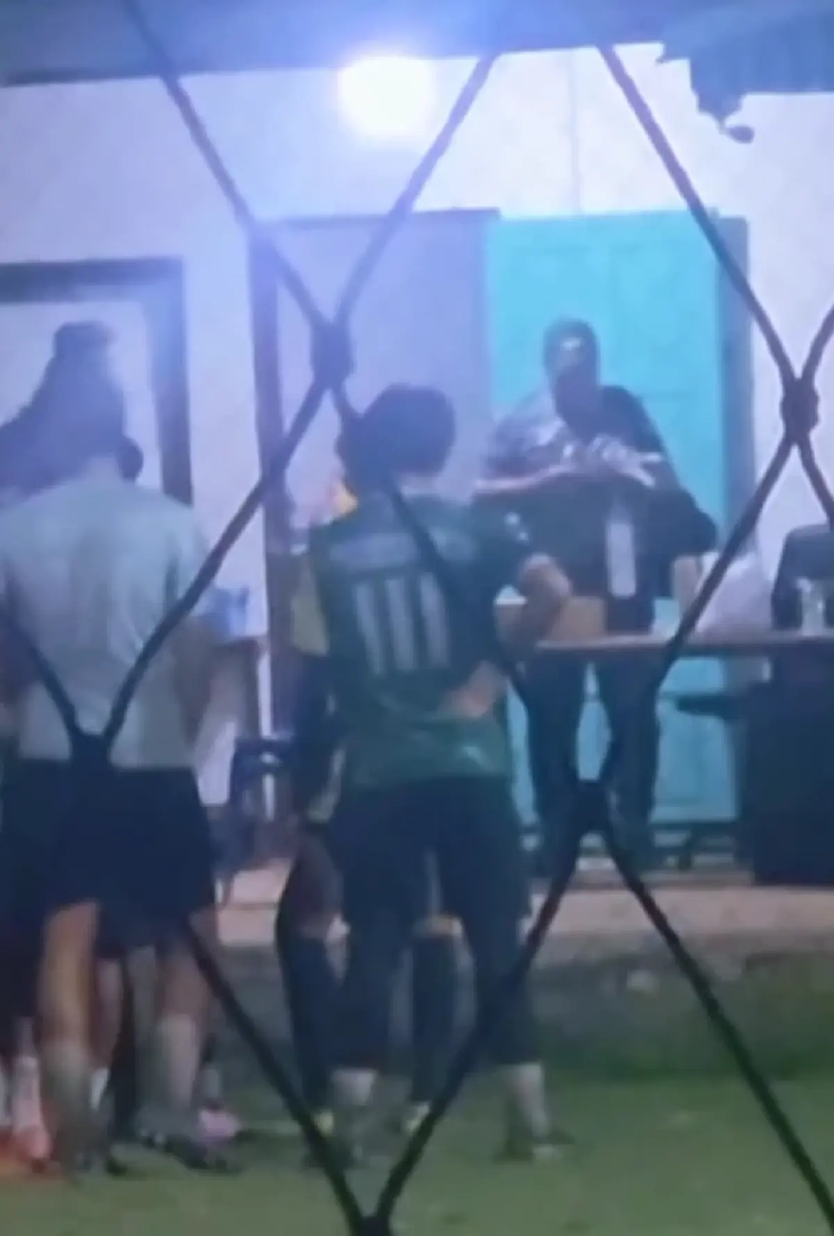 ลูกชายอาจารย์สกล โพสต์เดือด เห็นภาพพ่อเดินก้มหน้าแบกของหนัก