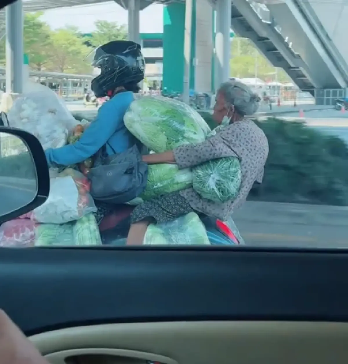 ยายยอดนักสู้ ขนผักนั่งมอเตอร์ไซค์ ชาวเน็ตเห็นจำได้เมนต์สนั่น