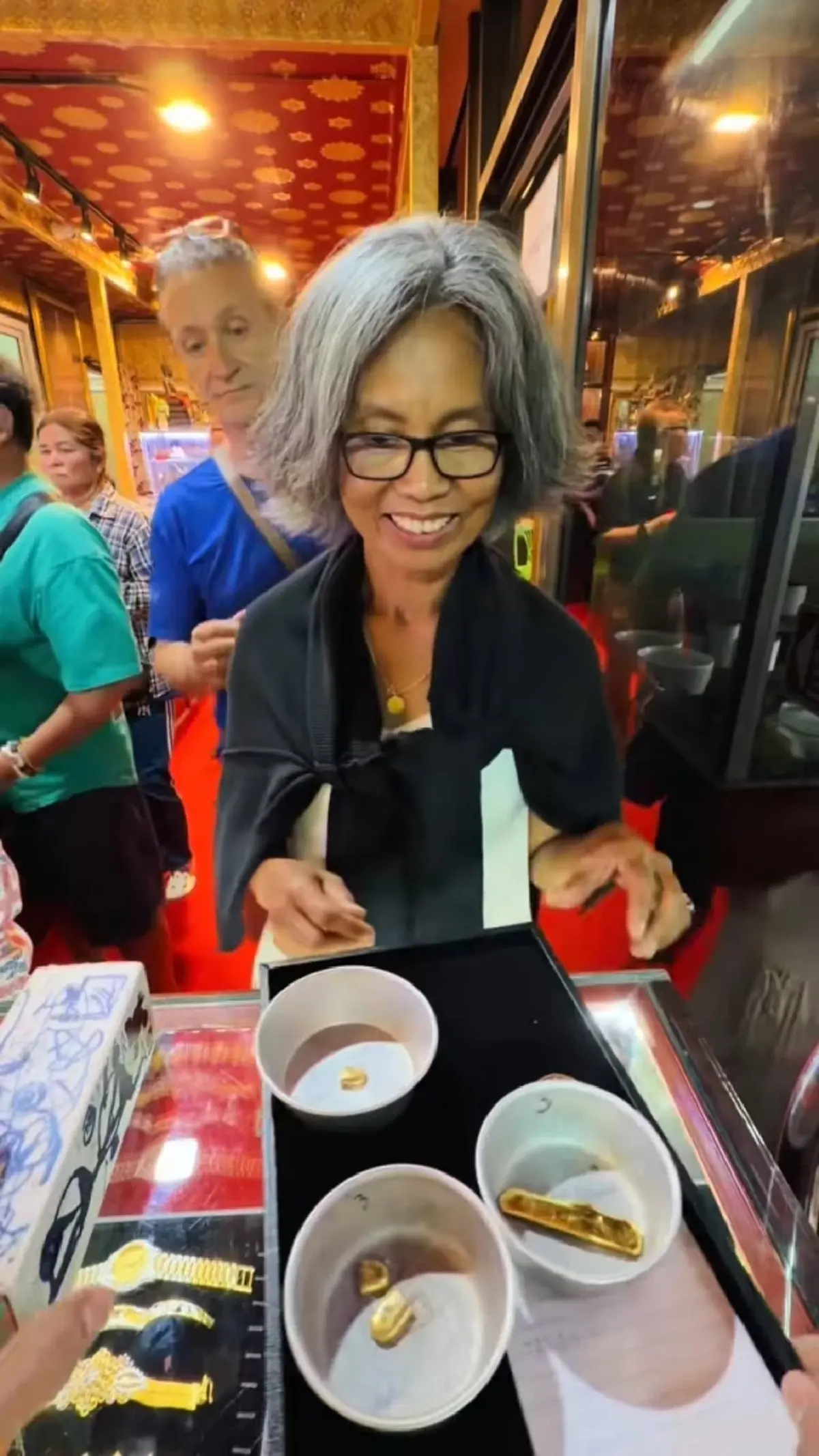 คู่รักหอบทองสะสมมาขาย หวังได้พอประมาน ผลตรวจออกมาทำคาดไม่ถึง