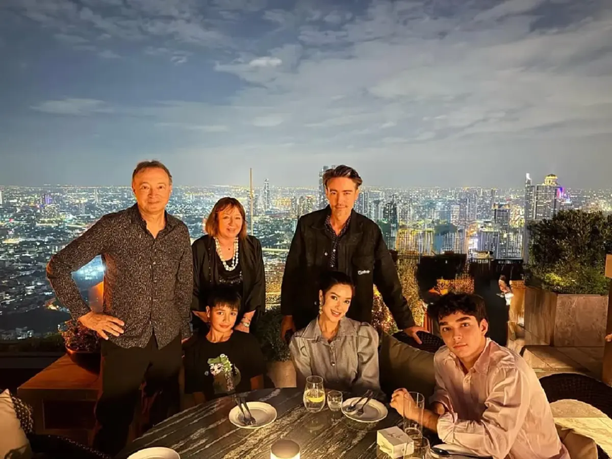 ตะลุยทริปญี่ปุ่น   ยกครอบครัวเที่ยว แต่ลูกชายหล่อแย่งซีน