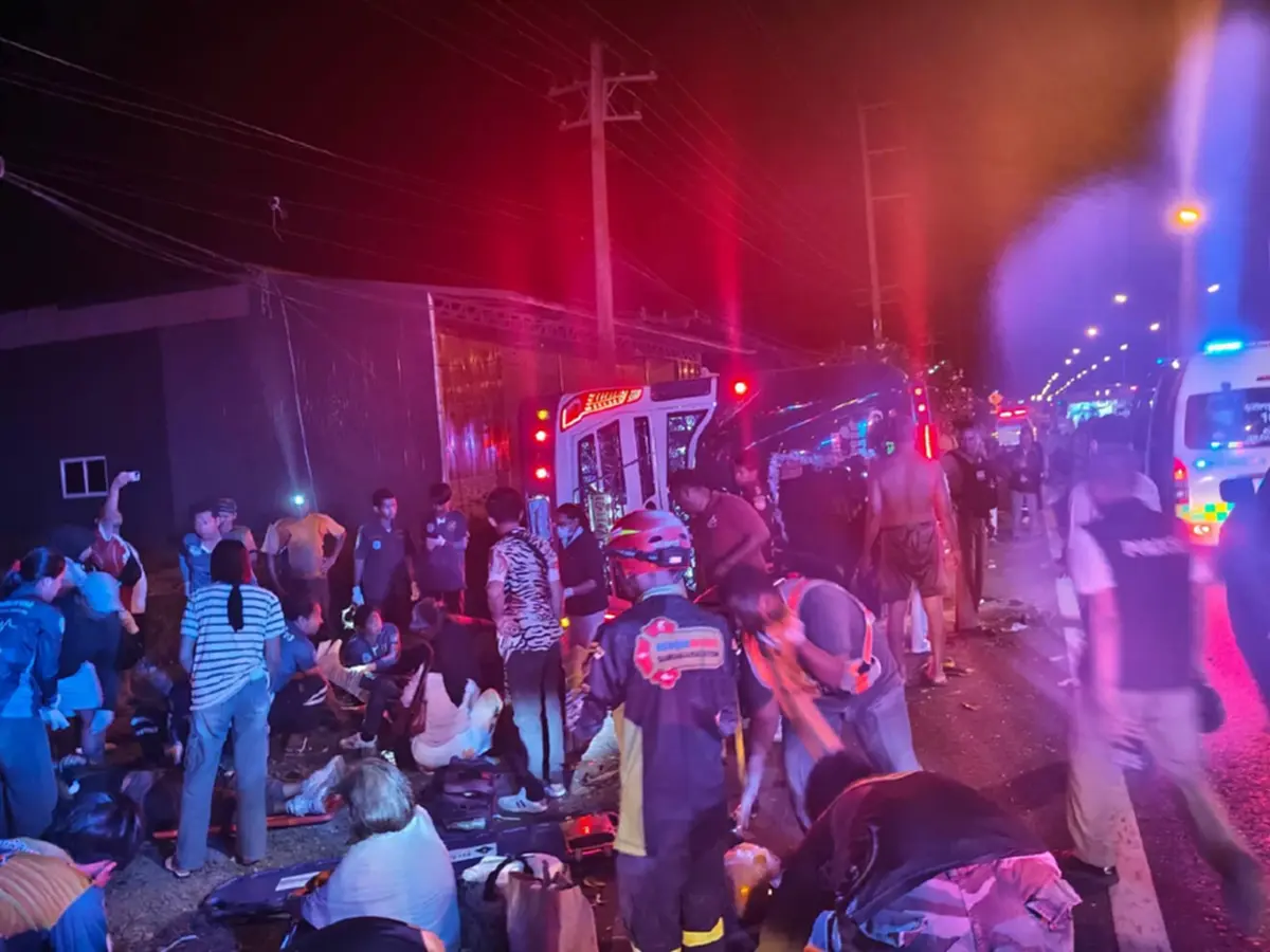 เลขทะเบียนรถทัวร์พลิกคว่ำ คนขับเสียขา - ผู้โดยสารรอดปาฏิหาริย์