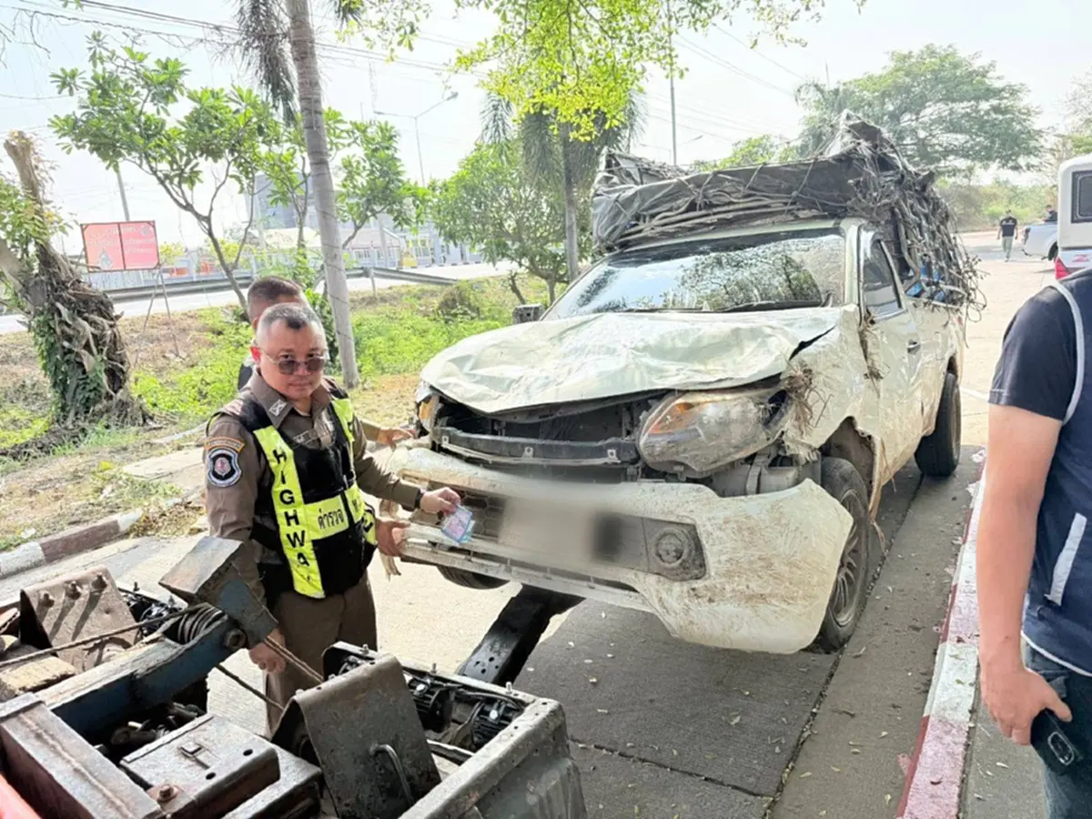 ไล่ล่าต่างด้าวแน่นกระบะ เสียหลักพลิกคว่ำ ค่าเดินทางคนละ130,000