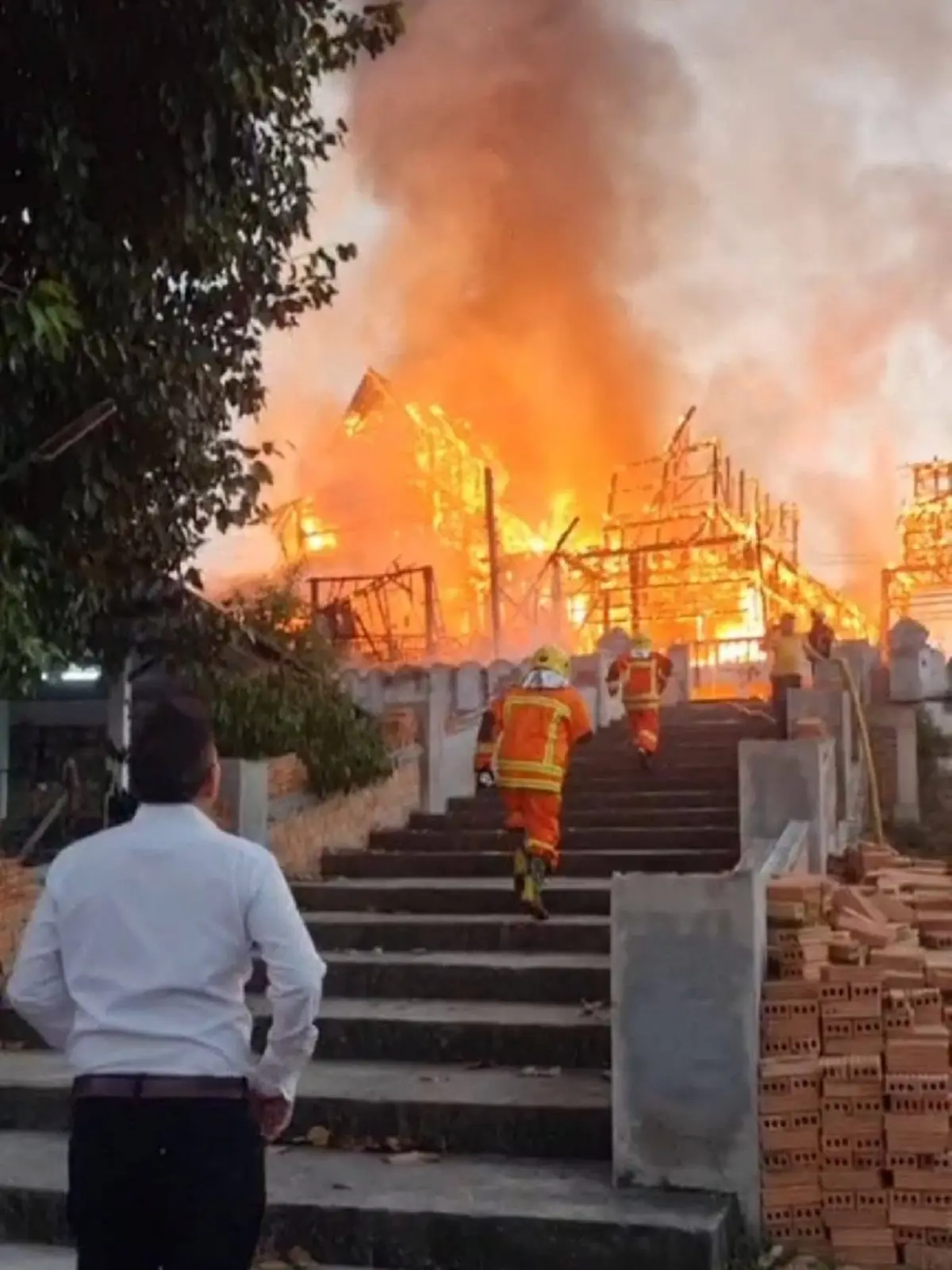 เกิดเหตุเพลิงไหม้ภายในวัดม่อนสัณฐาน (ปู่ยักษ์)  จ.ลำปาง