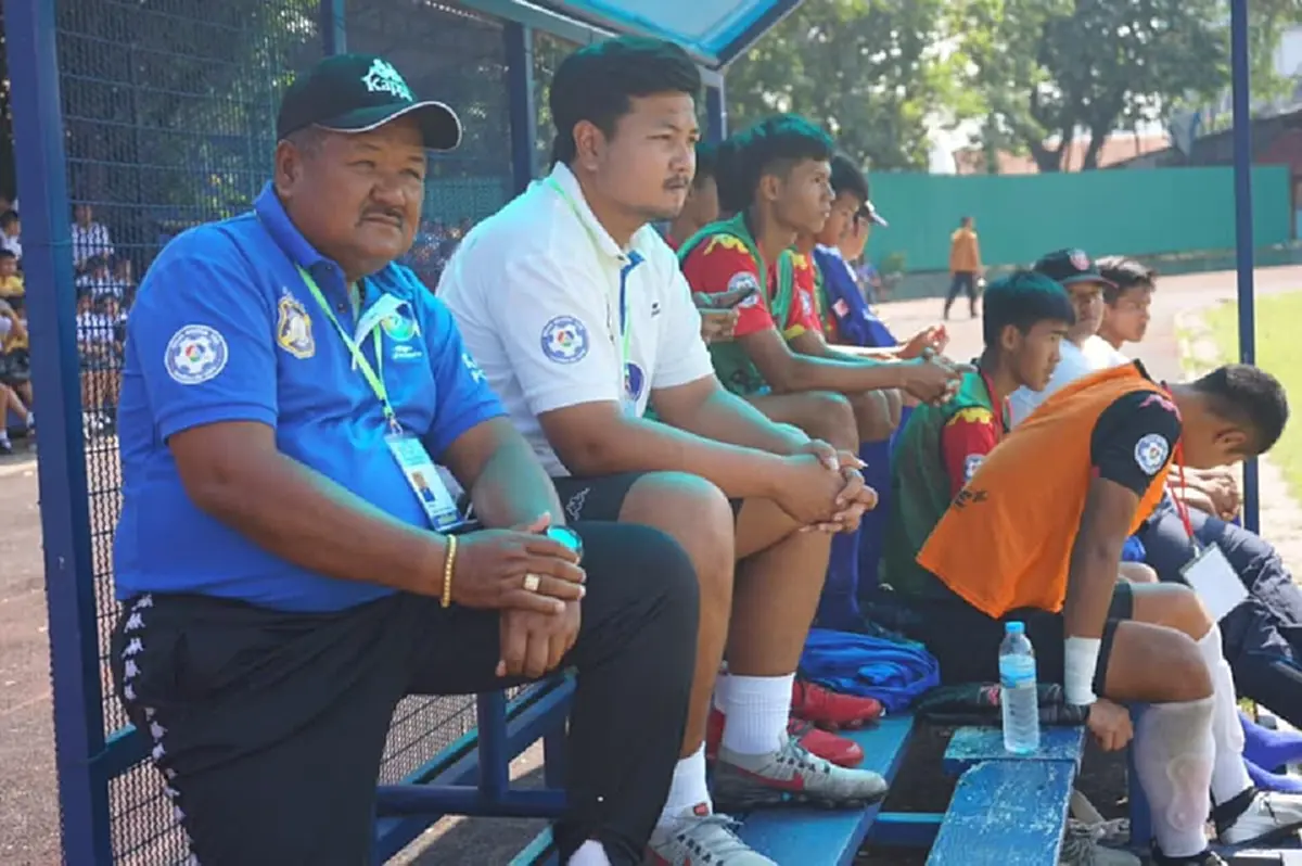 ลูกชายอาจารย์สกล โพสต์เดือด เห็นภาพพ่อเดินก้มหน้าแบกของหนัก