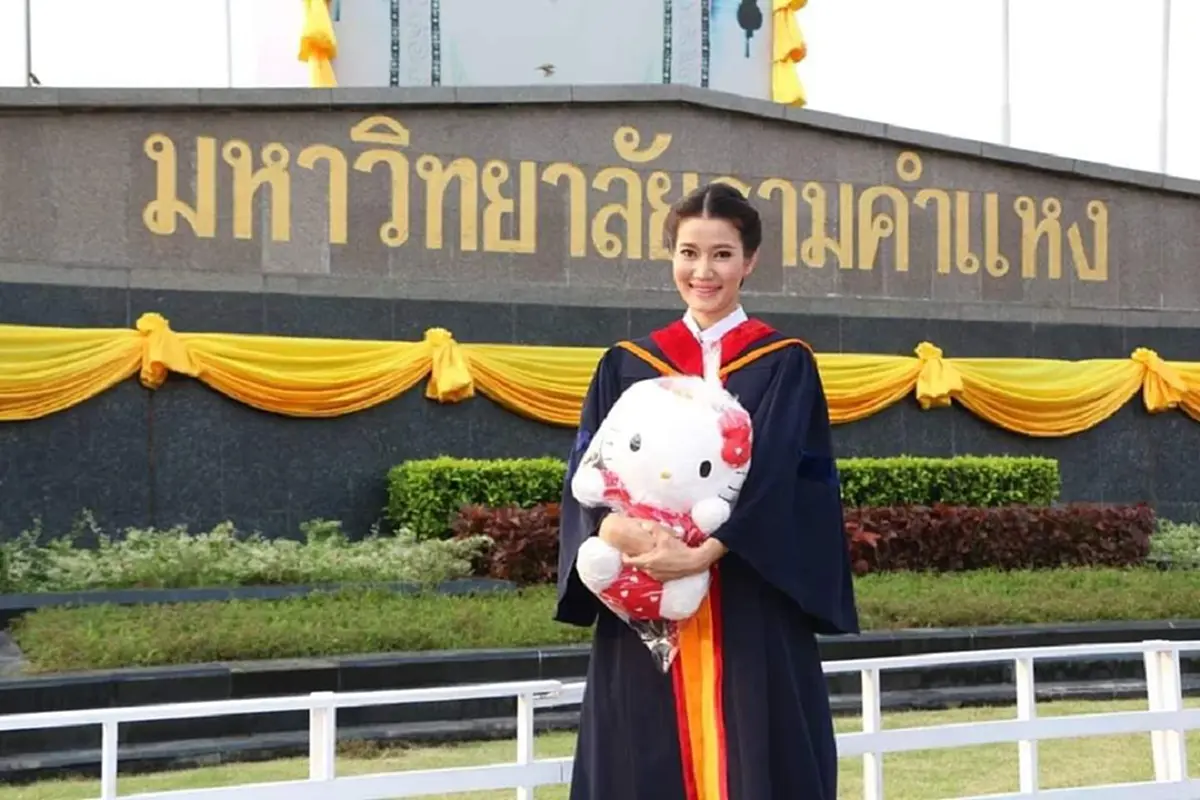 สุดยอดแม่พิมพ์ ครูสาวคว้าปริญญาใบที่ 9 ในชีวิต ไม่หยุดพัฒนาตน