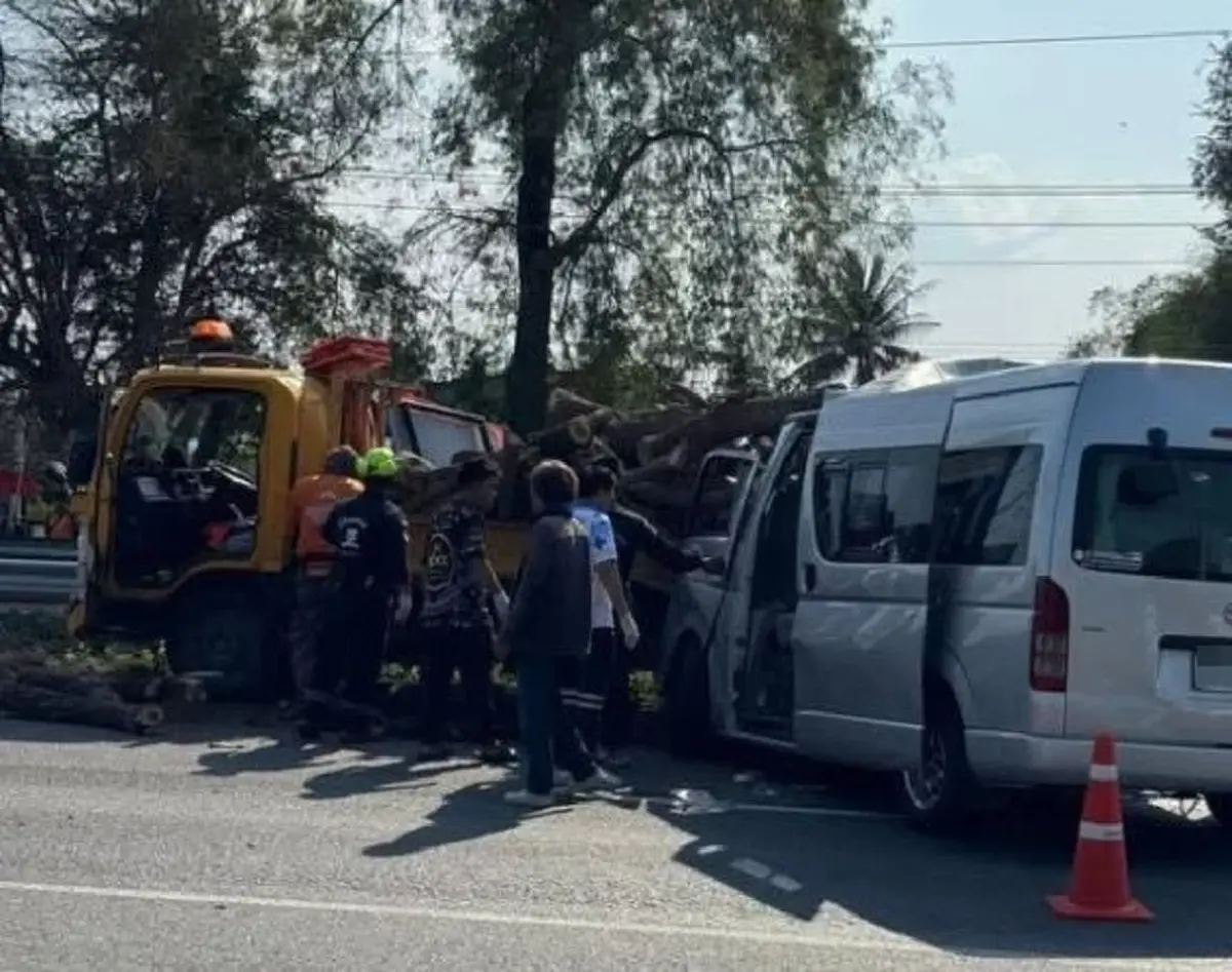 ด่วน รถตู้โรงพยาบาล ชนสนั่น 6 ล้อ เจ้าหน้าที่ดับ 3 เจ็บอีกเป็น 10