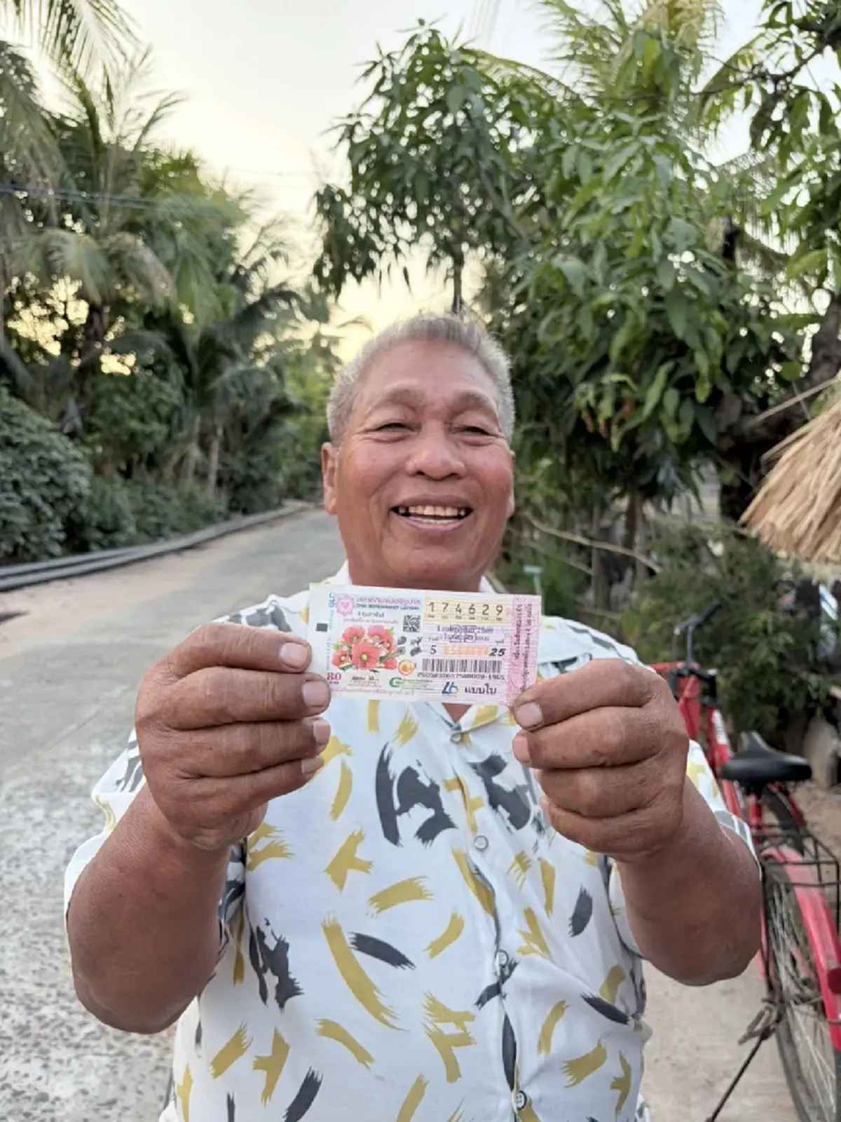 ดวงสุดเฮง "ลุงป้าศรีสะเกษ" ประเดิมรางวัลที่ 1 รายแรกของหมู่บ้าน