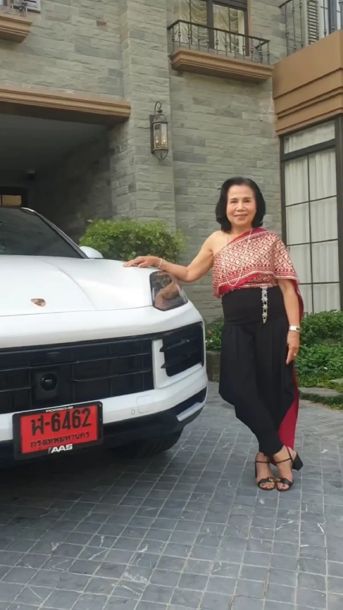 “คุณยายหนิง” จัดเต็มชุดไทยรับรถป้ายแดง เลขทะเบียนสวยสะดุดตา