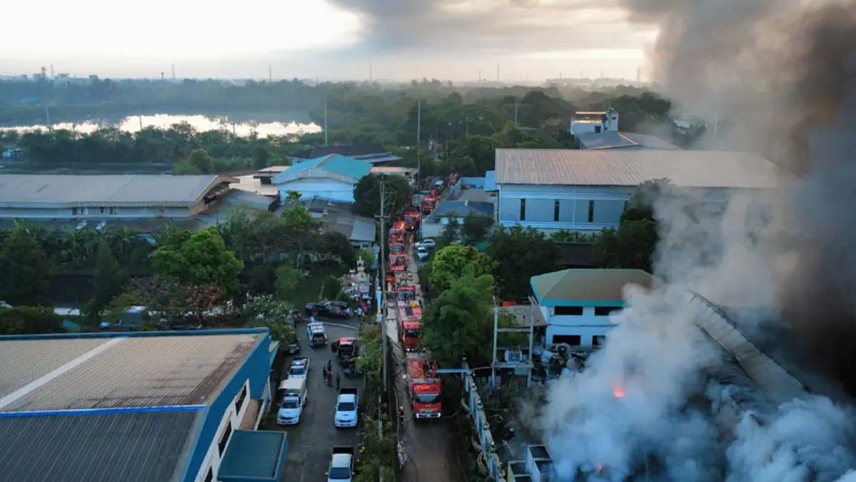 ระทึก! ไฟไหม้โรงงานยางกระทุ่มแบนวอดหลายสิบล้าน ควันดำท่วมฟ้า