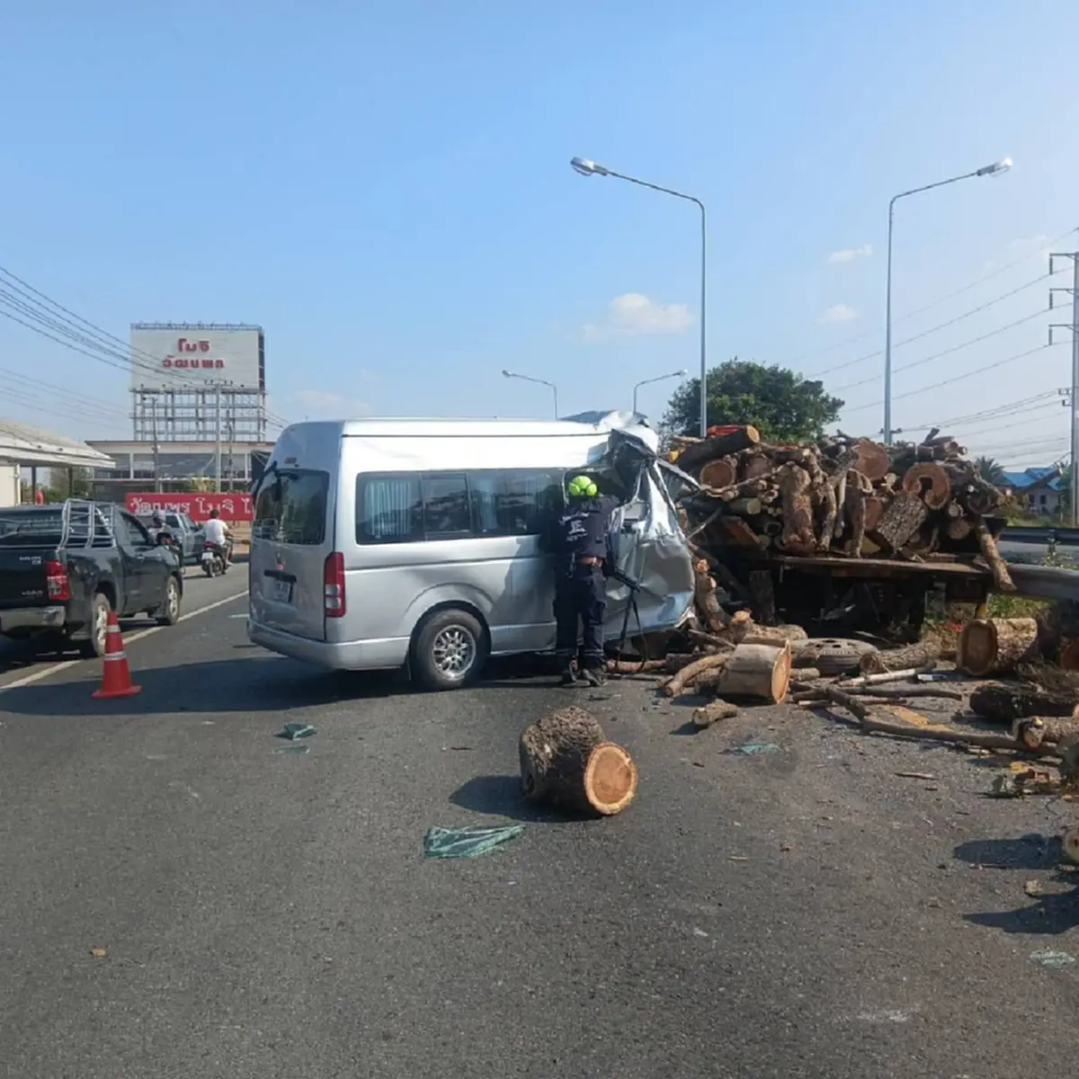 รพ.อุทัยธานี อาลัยหมอ-พยาบาล เสียชีวิตพร้อมคนขับ อุบัติเหตุรถชน
