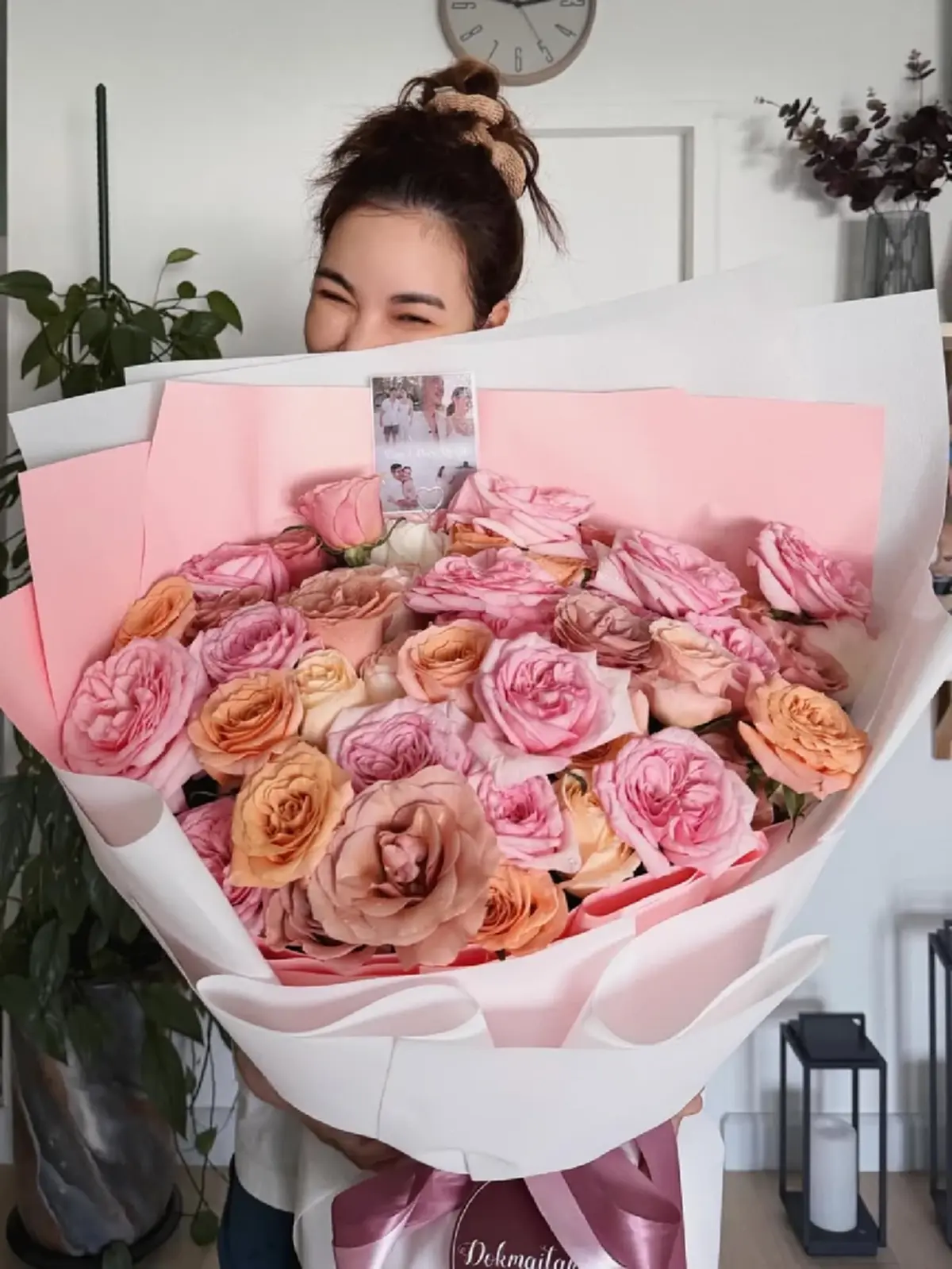 หวานก่อนวาเลนไทน์! “แบงค์ พชร” ส่งกุหลาบช่อโตเซอร์ไพรส์