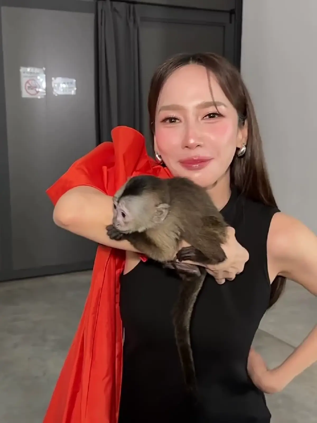 โมเมนต์เอ็นดู “อั้ม พัชราภา” โดนลิงน้อยเซอร์ไพรส์กลางเฟรม