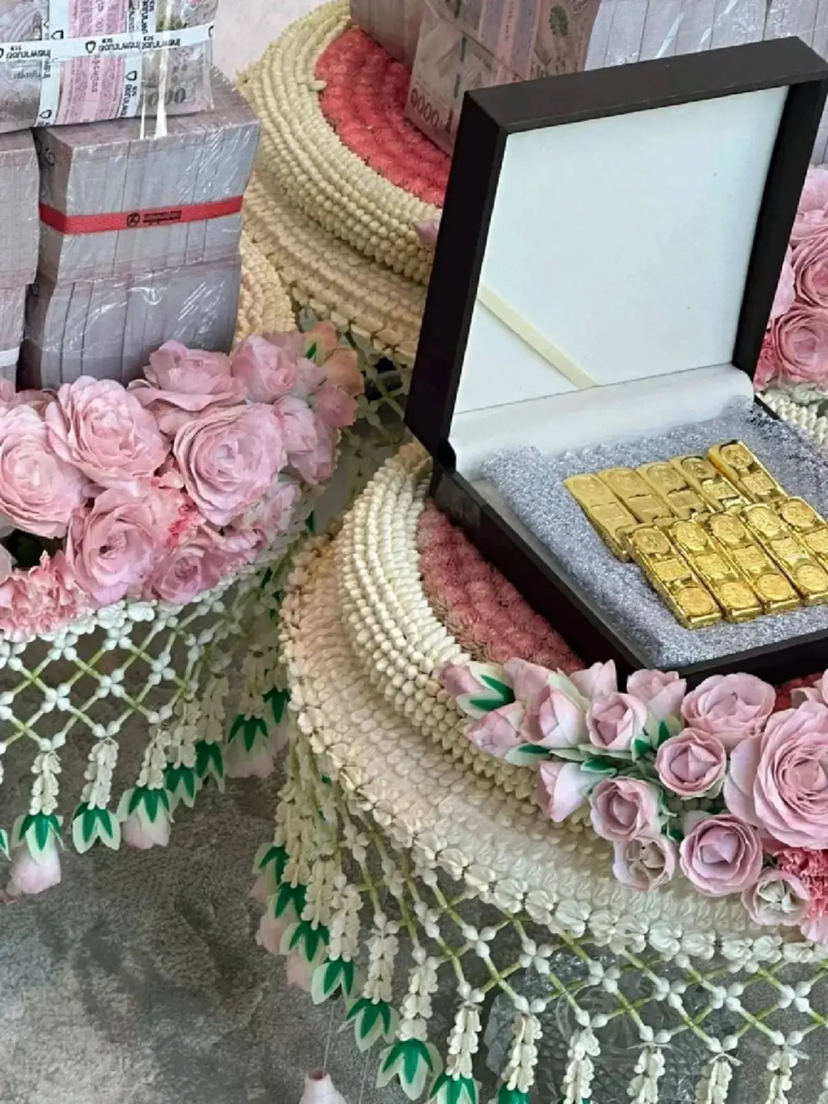 รู้อาชีพไม่แปลกใจ คู่รัก LGBTQ จัดงานแต่ง สินสอด 28 ล้าน ทอง 100 บาท