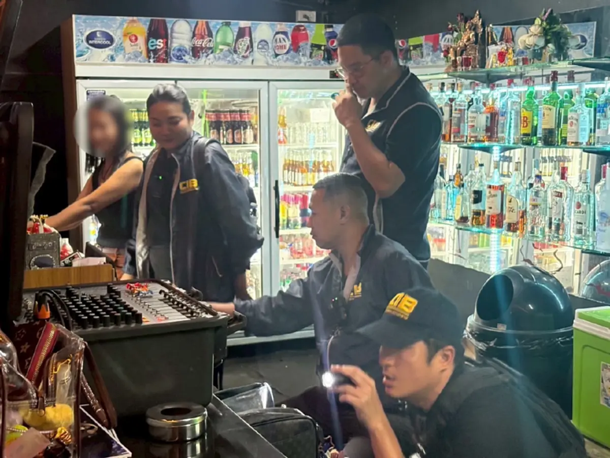ตำรวจ CIB บุกทลาย 2 บาร์ฝรั่ง หากินกับเด็ก กลางเมืองพัทยา