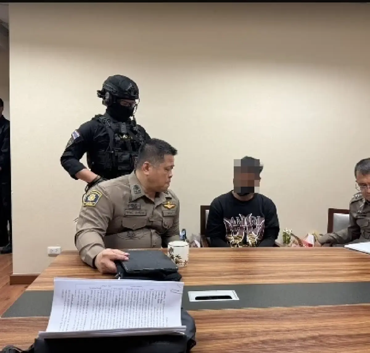 คุมตัว “ทิว” ผู้ต้องหาคดีชิงทองห้างดังย่านสุขุมวิท 50 ถึง สน.พระโขนง