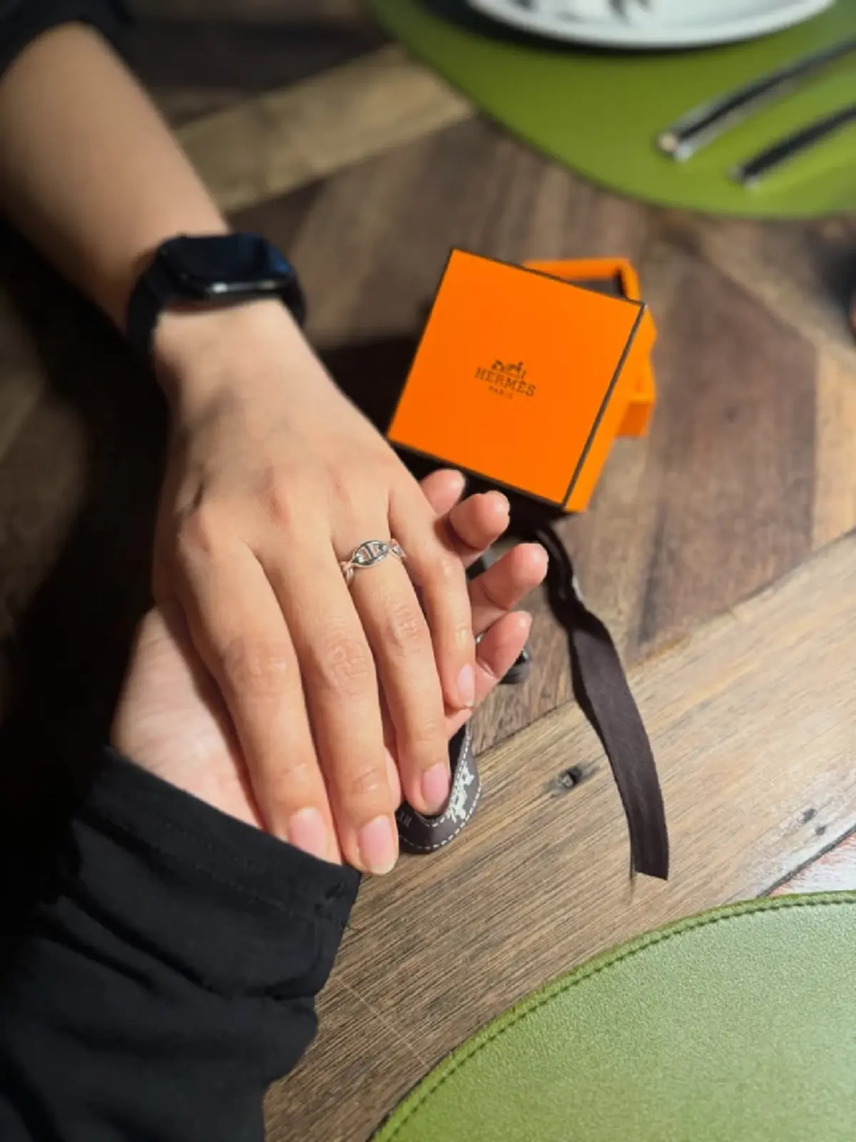 นักร้องดัง ถูกแฟนสาวเซอร์ไพรส์ มอบแหวนแทนใจ ขอหมั้นในวันเกิด