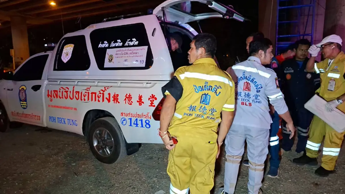 สลดหนัก ไรเดอร์สาวหล่อขี่หลบหลุมเสียหลักล้ม เข้าใต้ 6 ล้อ