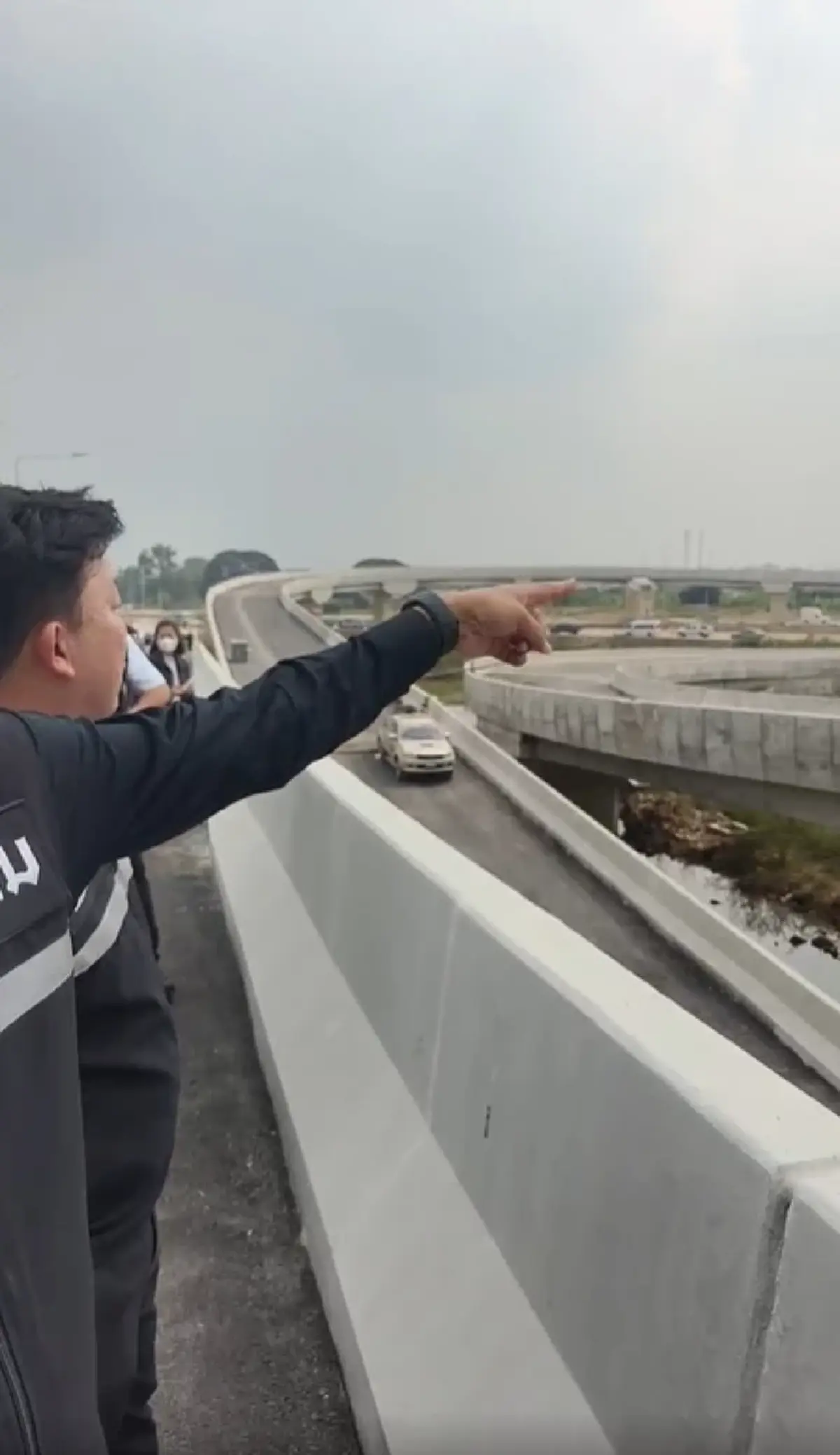 ทะเบียนรถคันแรก หลังผู้ว่าฯ ชัชชาติ ตะโกน “เอ้า…เปิด” เปิดถนนใหม่