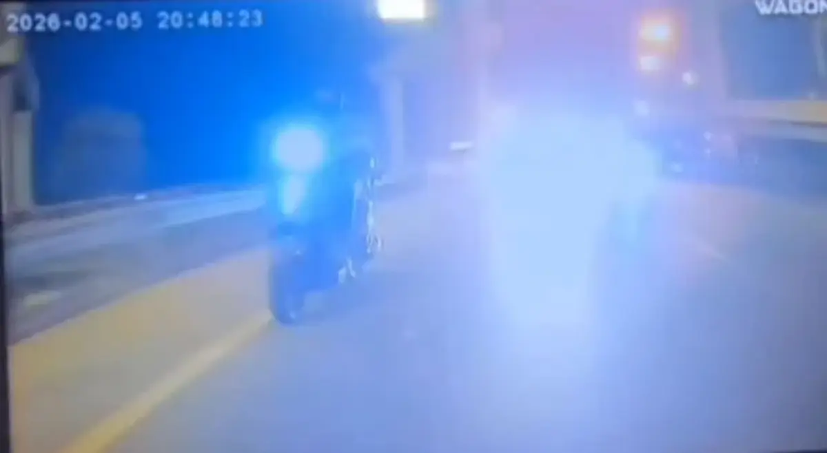 สลดหนัก ไรเดอร์สาวหล่อขี่หลบหลุมเสียหลักล้ม เข้าใต้ 6 ล้อ