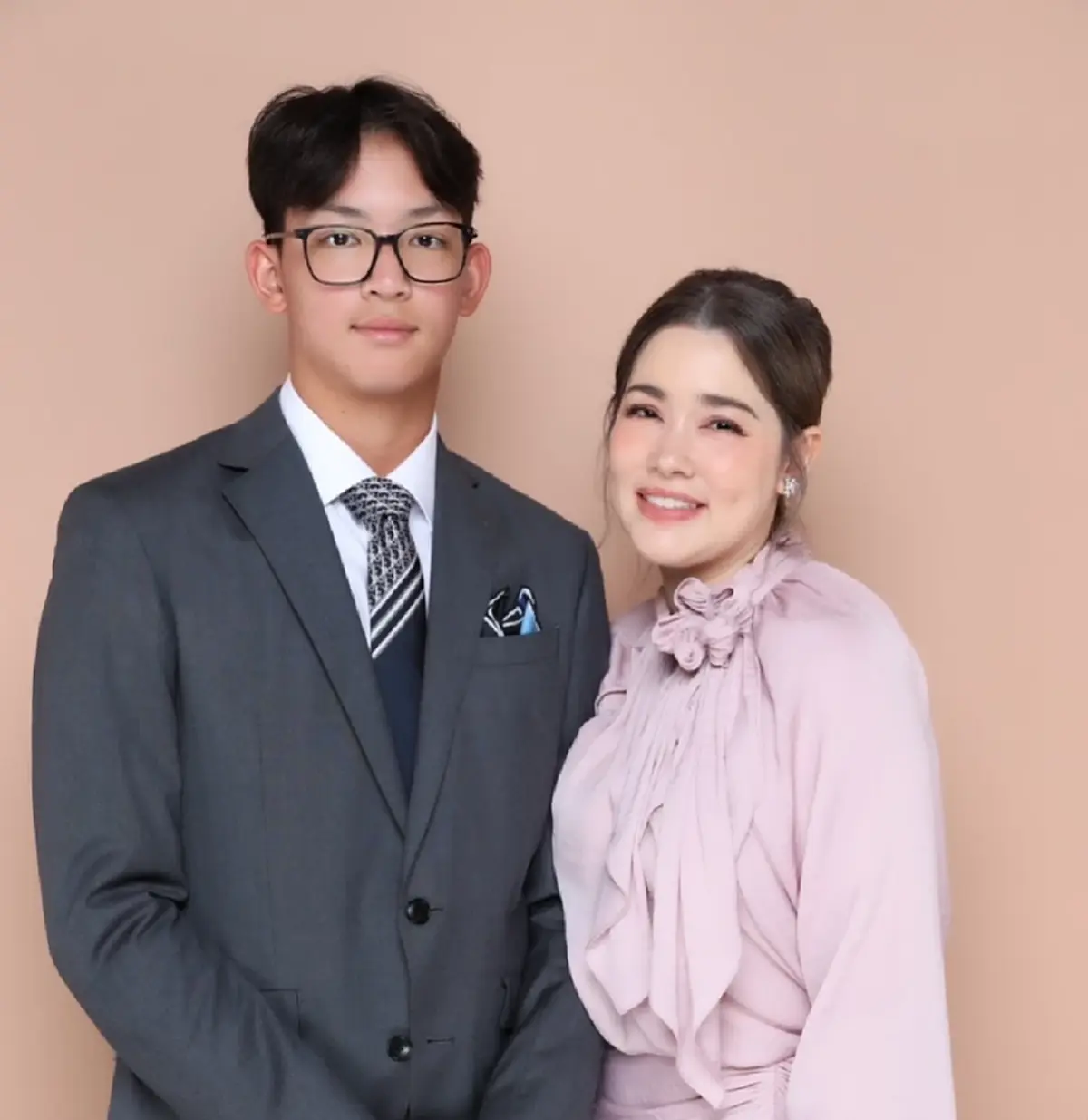 จากนักร้องดังยุค Y2K สู่คุณแม่ลูกสาม ลูกชายงานดีทั้งบ้าน