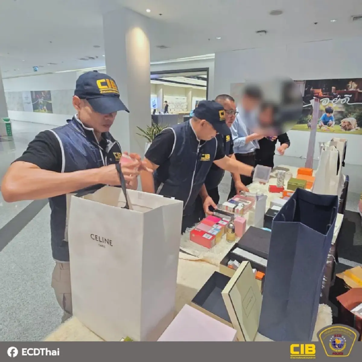 บุกจับร้านน้ำหอมกลางห้างดัง ติดฉลากปลอม KING POWER ลดกระหน่ำ