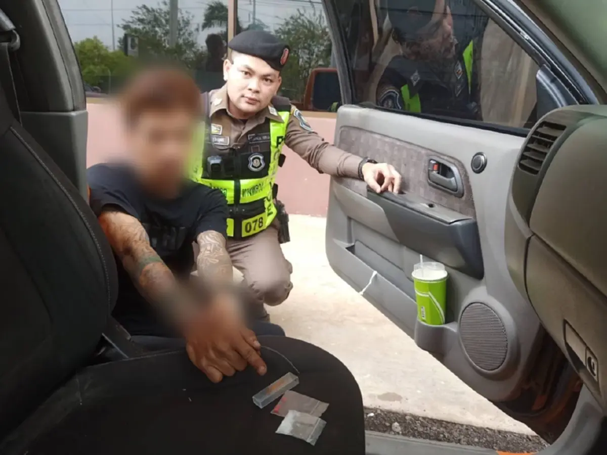 หมดสภาพ นักวิ่งลมกรด ทิ้งของหนีตำรวจ สุดท้ายนอนเป็นลม