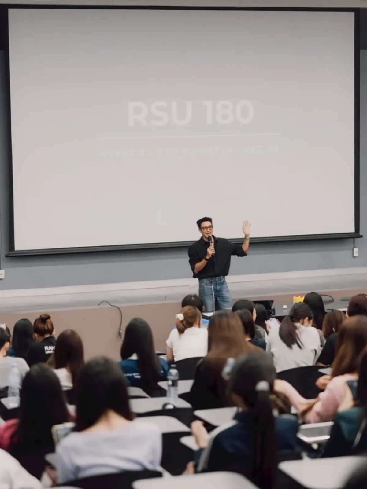 นักศึกษาฮือฮา ม.รังสิต เปิดตัวอาจารย์พิเศษ ที่เเท้พระเอกดัง