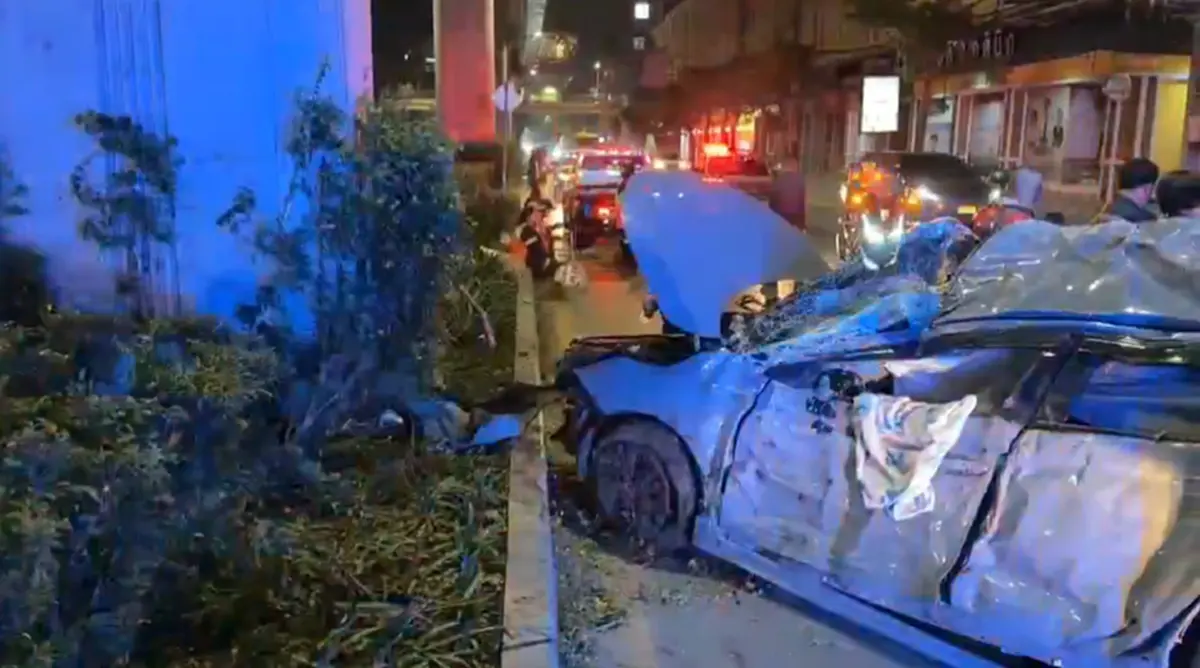 ครูสาว ขับเก๋งเฉี่ยวแท็กซี่ เสียหลักพุ่งข้ามเกาะกลาง ฟาดตอม่อ BTS