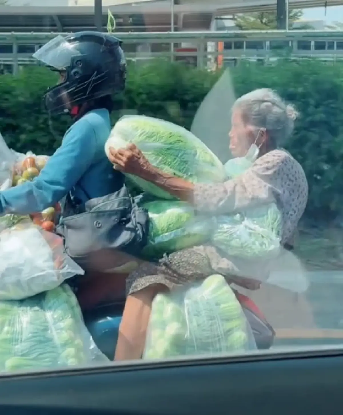 ยายยอดนักสู้ ขนผักนั่งมอเตอร์ไซค์ ชาวเน็ตเห็นจำได้เมนต์สนั่น