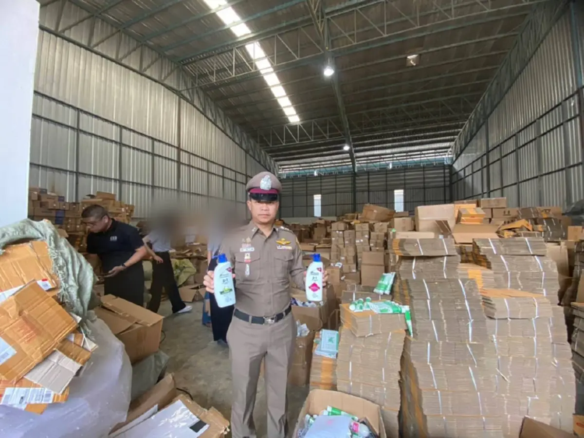 ฝันร้ายสายช้อปออนไลน์ บุกโกดังของปลอม ครีม แชมพู ยี่ห้อดังเพียบ