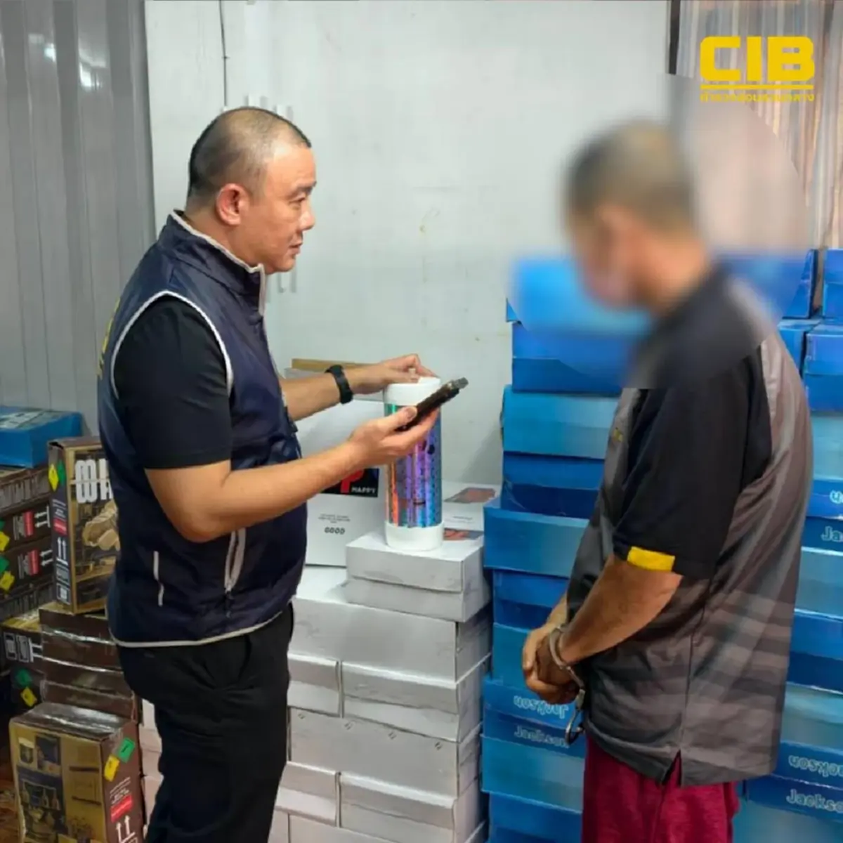 ตำรวจสอบสวนกลาง  รวบจีนเทาซุกแก๊สหัวเราะ 500 ถัง ใจกลางรามคำแหง