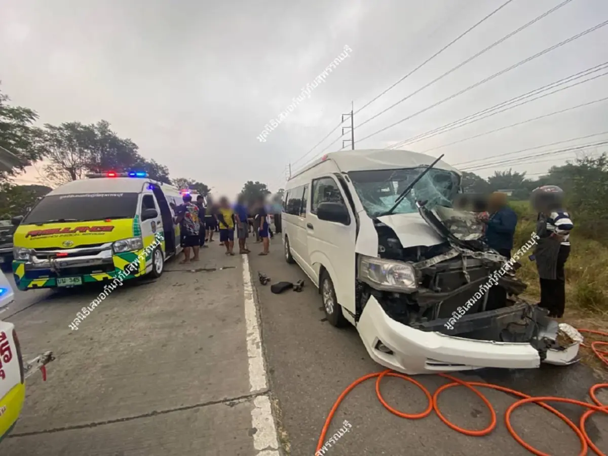 ระทึก รถรับส่งนักเรียนชนสนั่น 3 คัน สภาพยับเยินกลางยูเทิร์น