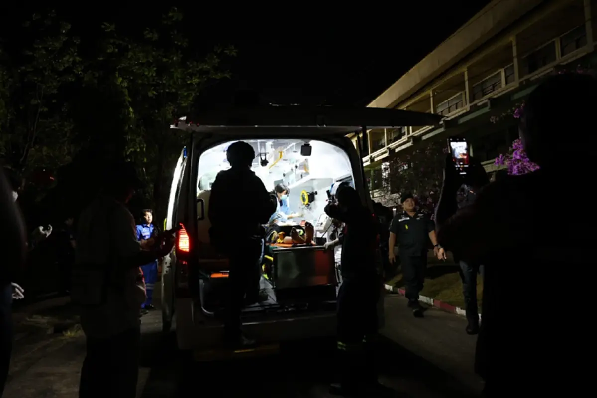 ถึงว่า หนุ่ม 18 แย่งอาวุธ ตร. ไปได้ ก่อนบุก โรงเรียน ถามหาครูปกครอง